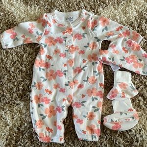 Newborn girl outfit with socks and matching hat